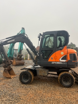 Máy xúc doosan lốp