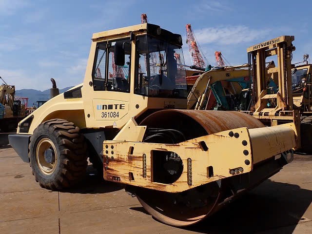 Xe lu rung Bomag BW211